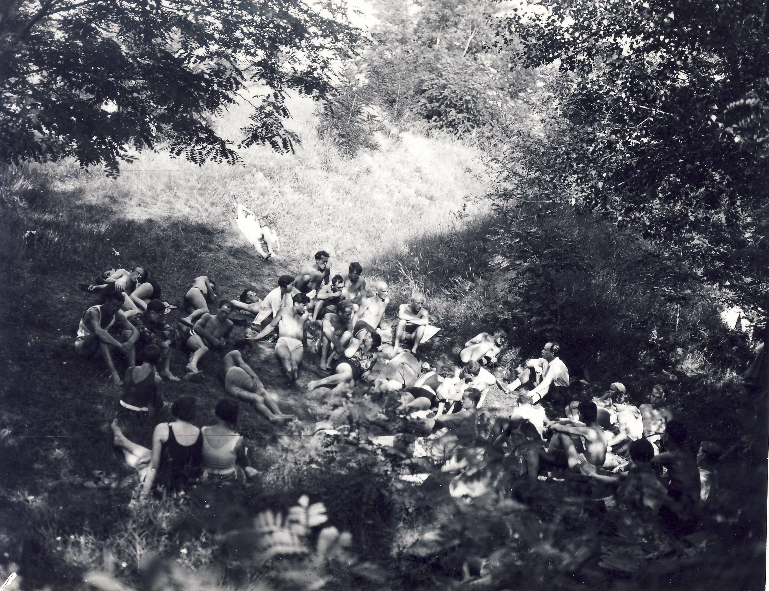 Kassák előadást tart a Munka-kör kirándulásán, Göd, 1930-31, Lengyel Lajos felvétele. PIM-Kassák Múzeum