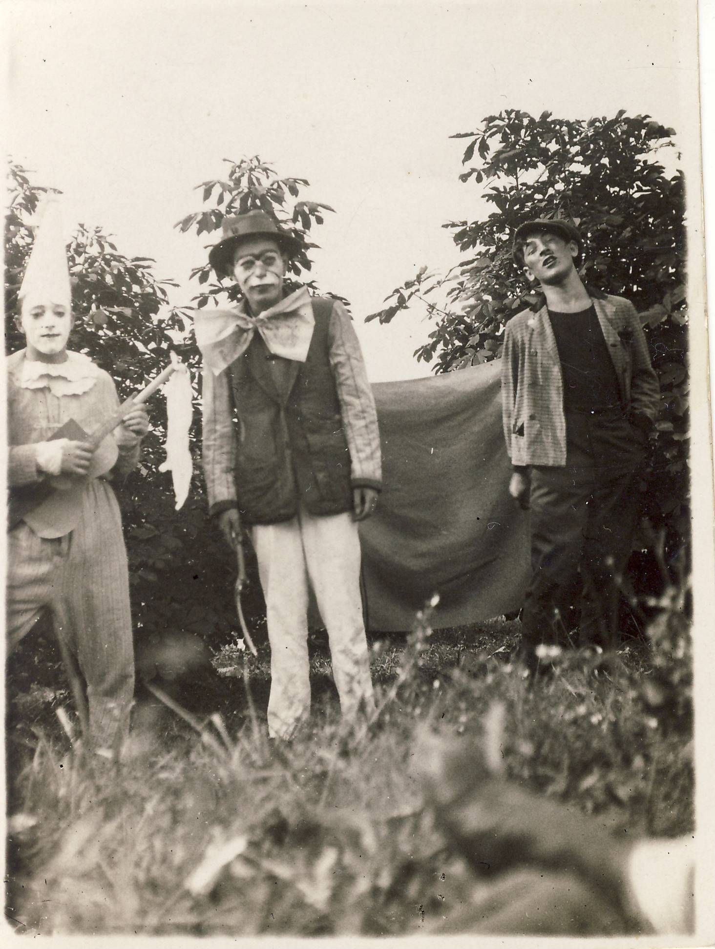 Színielőadás, bohóctréfa Gödön - a bohóc jelmezében Zelk Zoltán, 1930-as évek, PIM-Kassák Múzeum